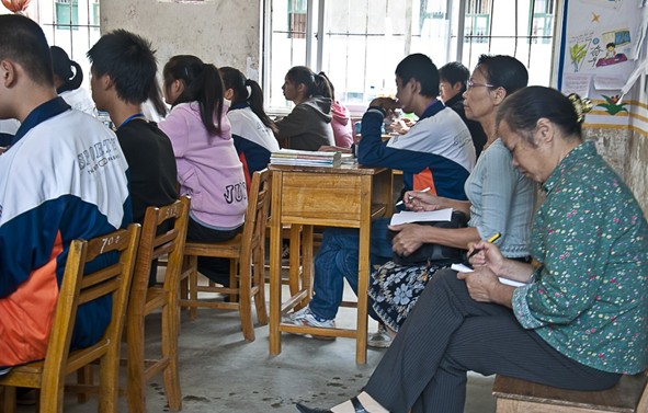 支教老师认真听课