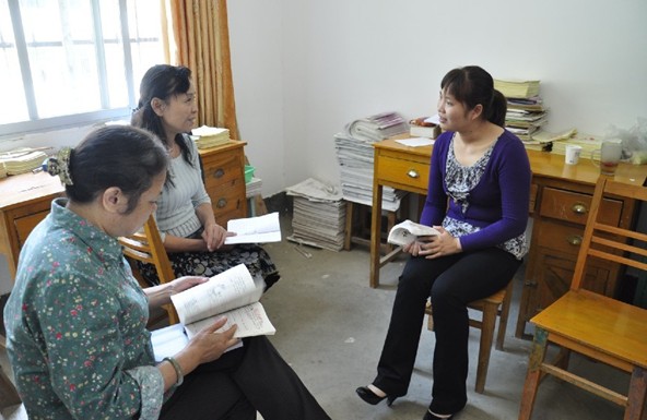 支教老师与支教点老师讨论