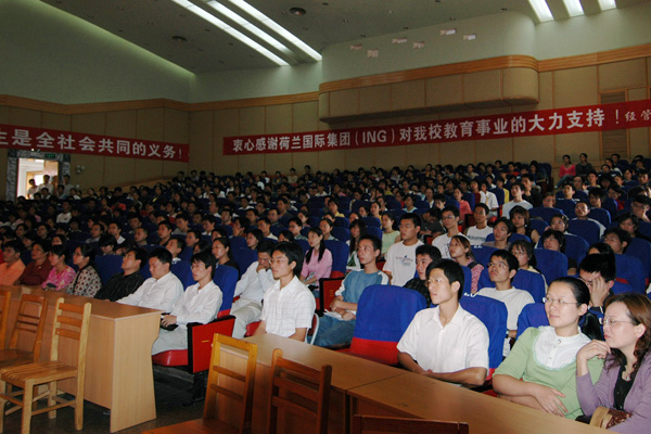 经管学院400余名师生参加了参加颁授仪式。