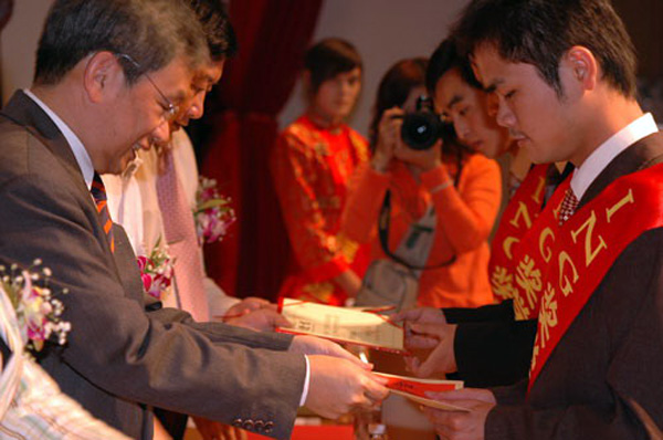 荷兰国际集团中国区总经理吴志盛先生在授奖。