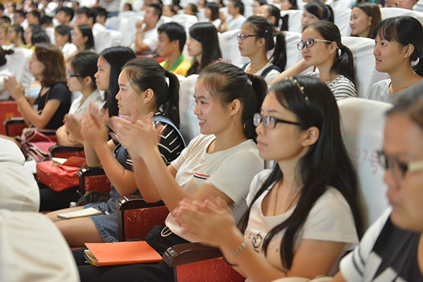 听众们认真聆听报告会