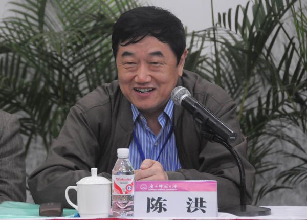 教学指导委员会主任委员、南开大学常务副校长陈洪在会上讲话。