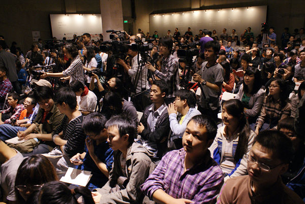 思想活跃的青年学子聚集在“理想国”身边