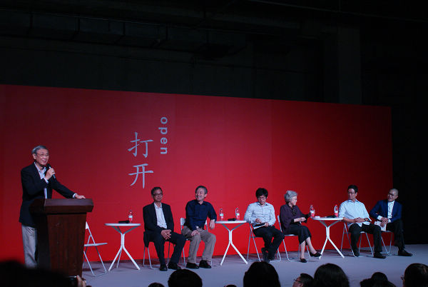 强大的嘉宾阵容，带来了思想的碰撞（从左到右：舒国治、葛兆光、贺卫方、熊培云、资中筠、白岩松、梁文道）