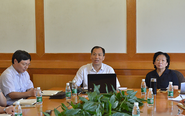 校党委副书记、纪委书记旷永青为党办、校办、纪检监察讲专题党课