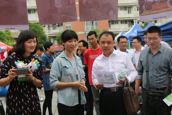 领导老师走访公益一条街