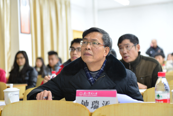 副校长钟瑞添认真听课评课（大学生通讯社 韦一琦 摄）