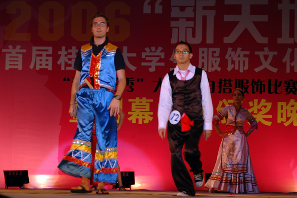 留学生在自搭服饰比赛中展示自己。