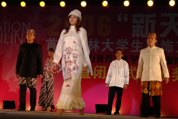 留学生在自搭服饰比赛中展示自己。