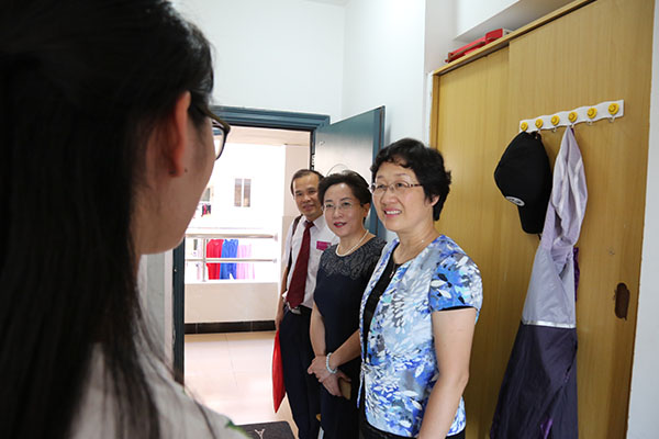 未标题-1_0002_专家组实地检查国际学生宿舍.jpg