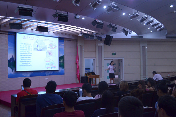 国际文化教育学院相关负责人为留学生新生做安全教育讲座