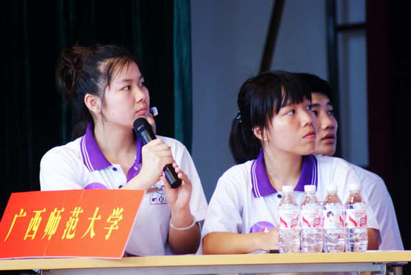 我校选手在比赛现场