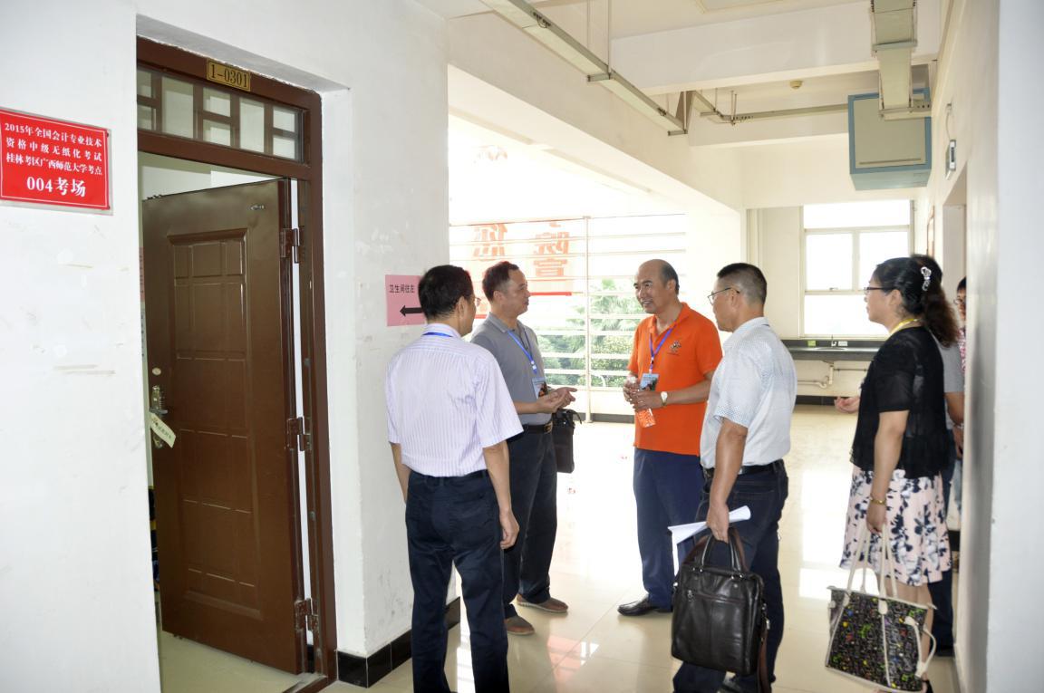 人社厅、财政厅领导莅临我校巡视指导考试工作