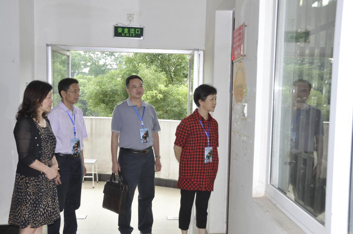 校总会计师丁静巡查考场情况