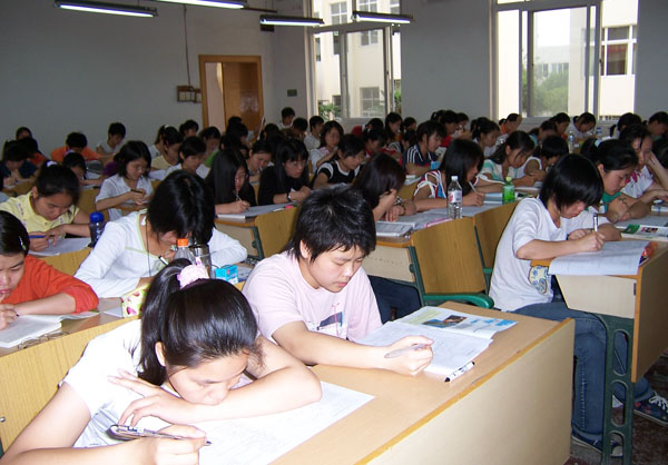 同学们在认真填写调查问卷。