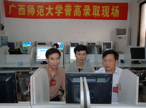 我校2006年普高招生录取工作领导小组组长梁宏（左）、副组长钟瑞添（右）在录取现场指导工作。