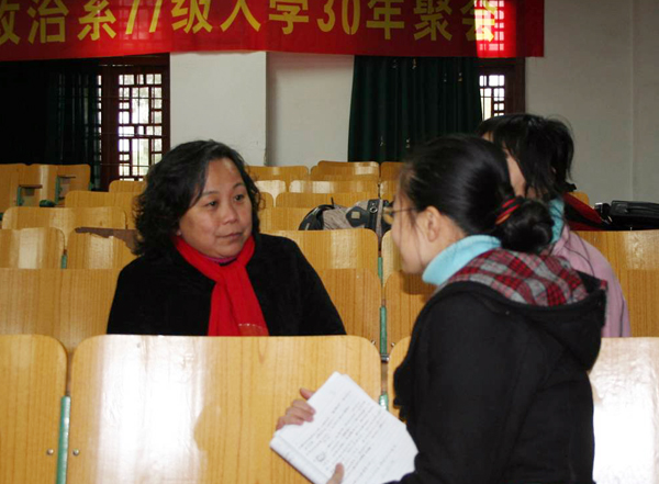 特级教师李红勤校友在接受访谈。