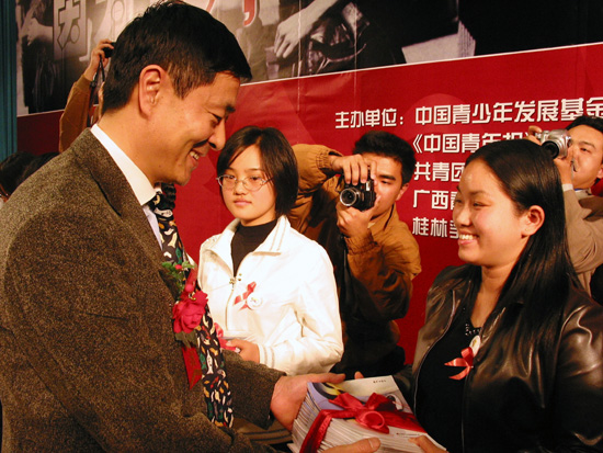 图为卫生部特聘艾滋病宣传员、著名演员濮存昕正在给学生代表和市郊农村青年代表赠送《红丝带预防艾滋病公益