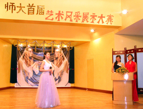 图为选手在比赛现场进行比赛。