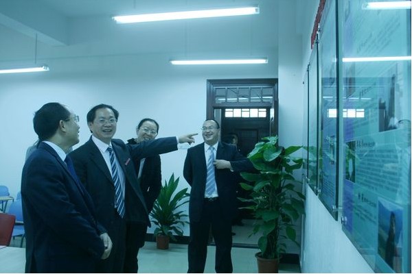 唐仁郭副书记（左二）为团区委李泽书记（左一）介绍“青马”基地建设情况