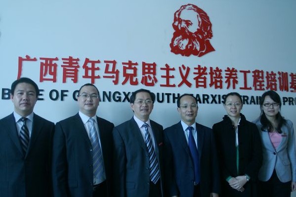 参观活动结束后领导嘉宾合影留念