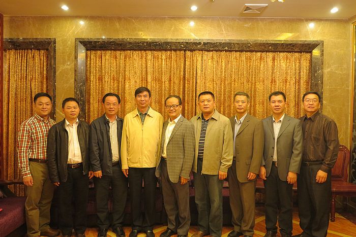 校长梁宏一行与河池市校友代表合影