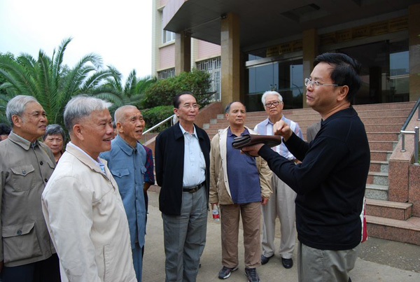 听取学院负责人介绍学院发展情况