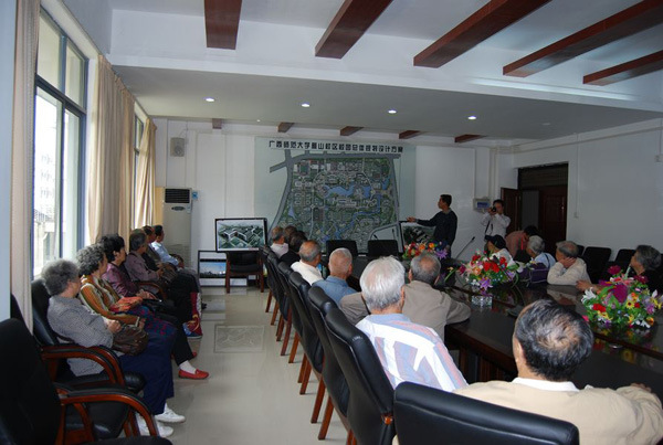 听取雁山校区建设情况介绍