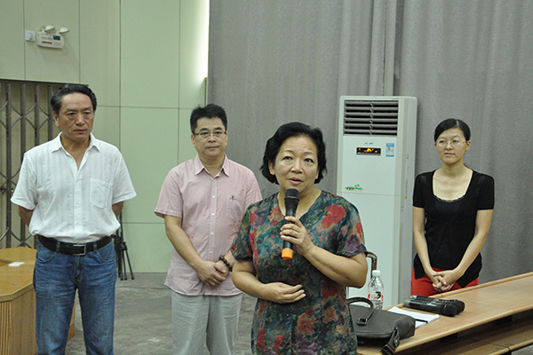 校党委书记王枬鼓励演职人员