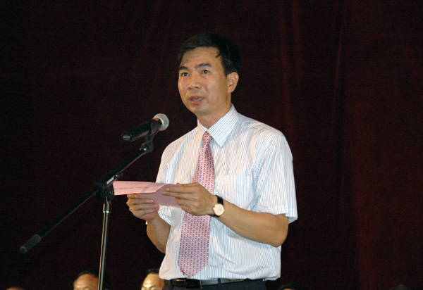 校长梁宏致辞。