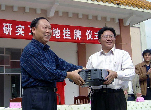 刘健斌副校长代表我校向金秀县高中赠送了一台投影仪。