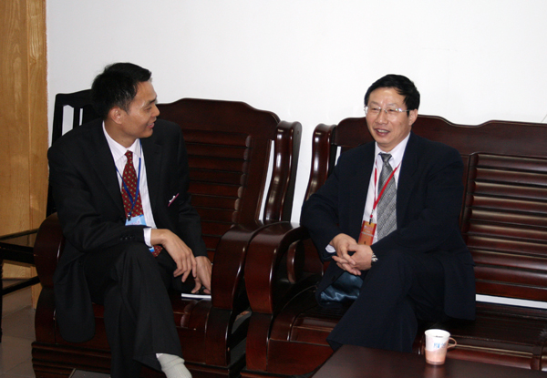 张澍教授（右）与教务处相关负责人交谈。