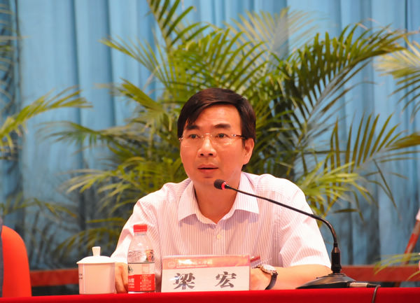 校长、校党委副书记梁宏主持大会