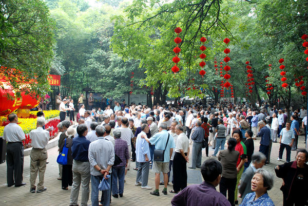 离退休老同志兴致勃勃地参加重阳节活动