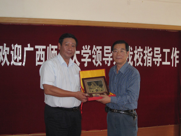 陈洪江副校长(图左)与青海师范大学董家平校长交换纪念品