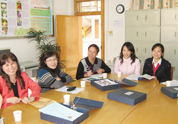 与会同志正在座谈交流。