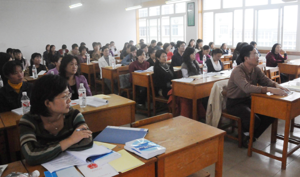 我校财会人员在认真参加培训。