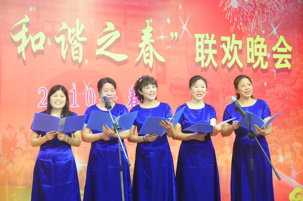 无伴奏小组唱《半个月亮爬上来》 </div></div> </div>
</div>
</div>
<div class=