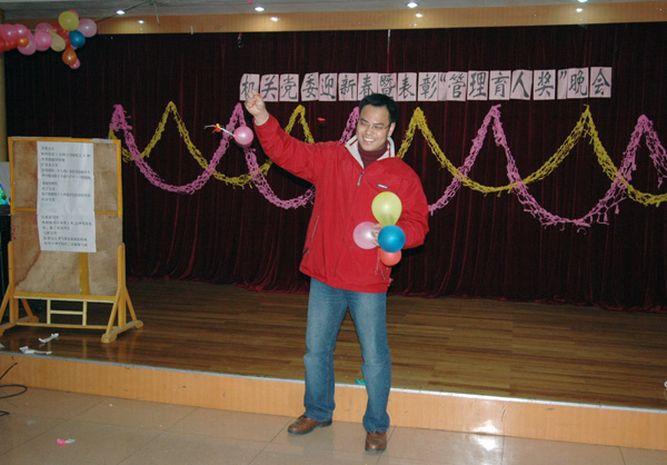 手抓气球比赛。