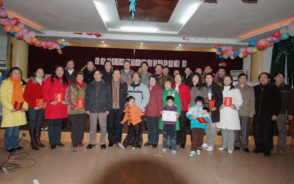 校领导与“管理育人奖”获得者合影留念。