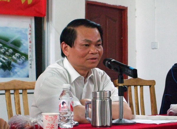 在雁山校区，蓝常周副校长向青年教工做了《学校的历史•现在•未来》的报告。