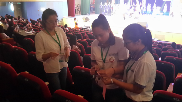 志愿者们在认真地工作