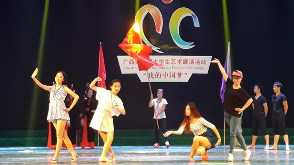 演员们在休息时间里仍不忘多走台练习