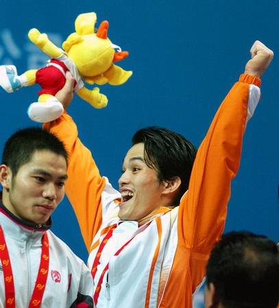 丘乐在领奖台上欢呼胜利。