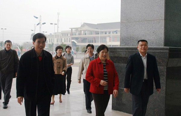 韦艳兰局长一行实地考察我校雁山校区。