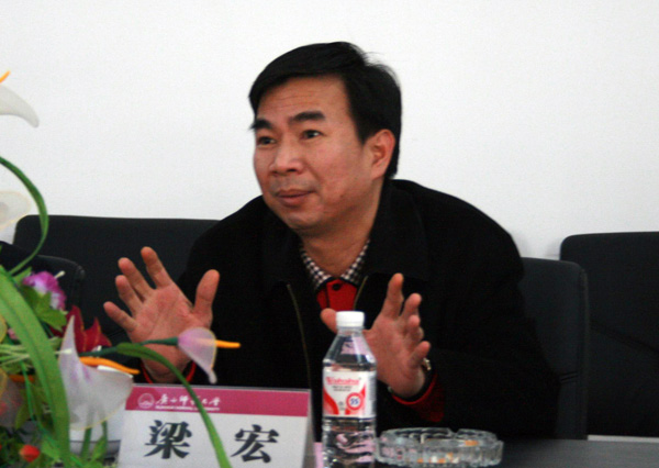 梁宏校长向韦局长一行介绍雁山校区下一步的建设规划。