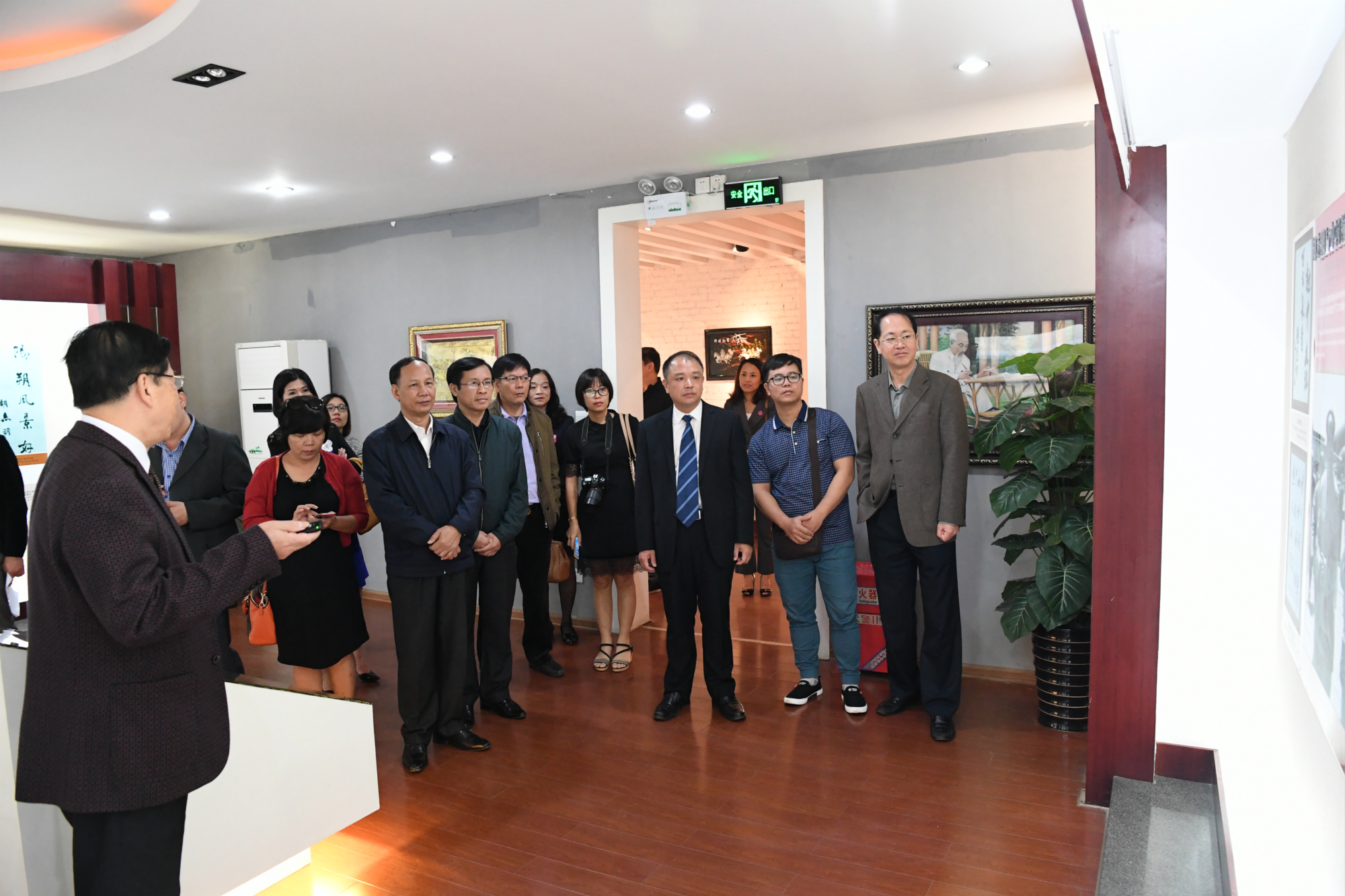 参观越南学校纪念馆2_meitu_1.jpg