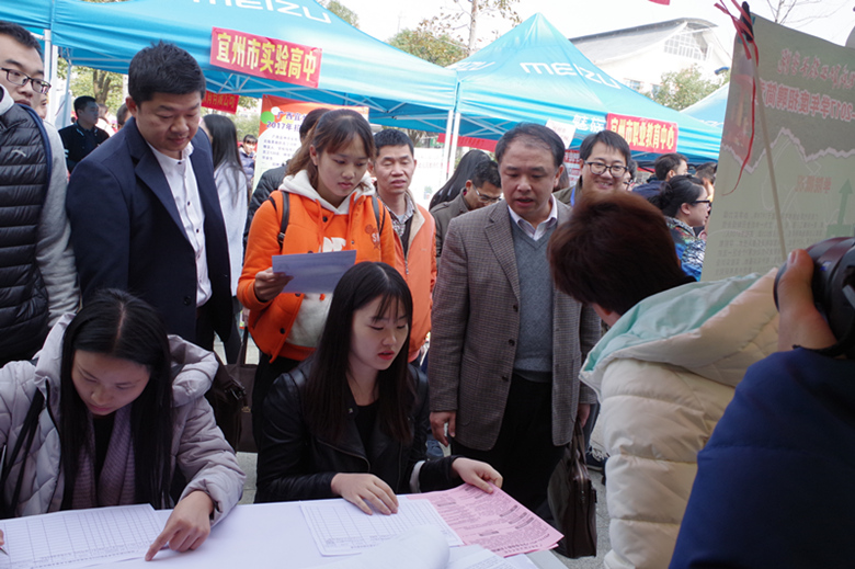 校党委赵铁副书记亲临双选会现场_副本.jpg