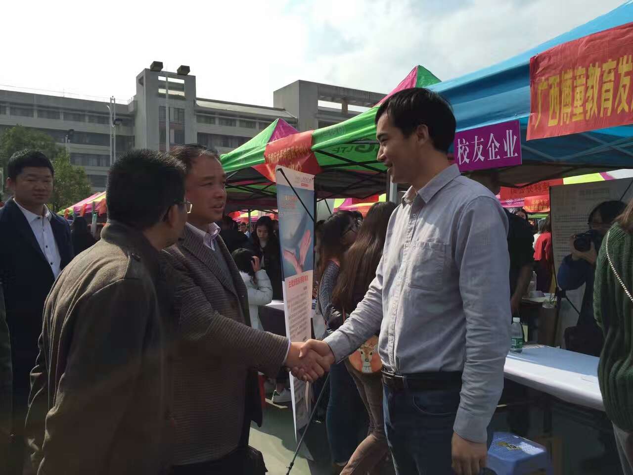 校党委赵铁副书记看望并了解校友企业用人情况.jpg