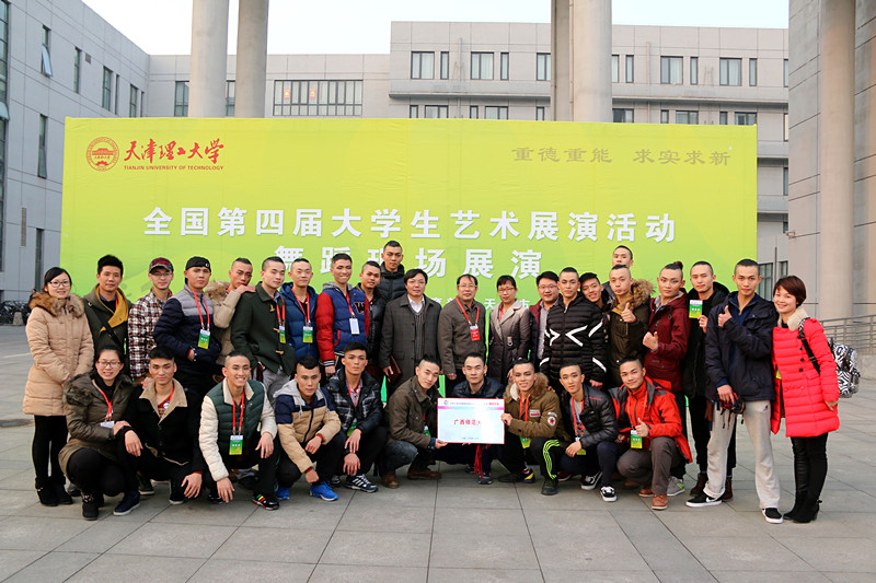 领导与参演师生及工作人员合影